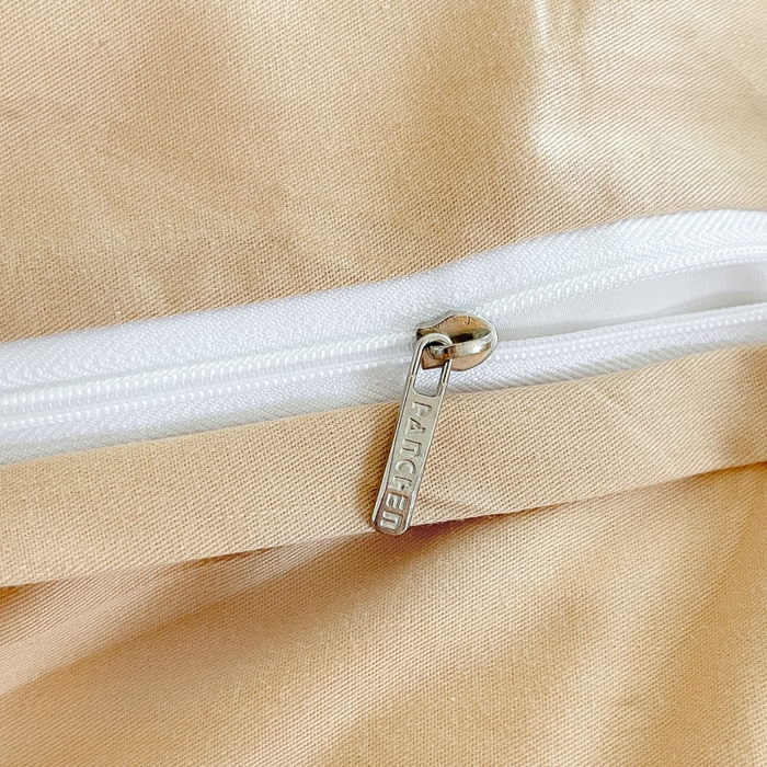 91家纺网 家纺一手货源 找家纺 涵宸家纺 2026新款全棉纯色四件套-米兰-场景一 米兰-香槟金+驼色