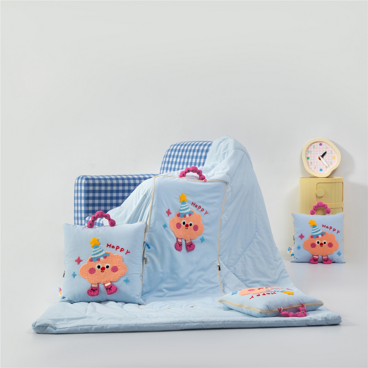 91家纺网 家纺一手货源 找家纺 雷娜家居 2026新款水洗木棉手提款云朵曲奇抱枕被 云朵蓝