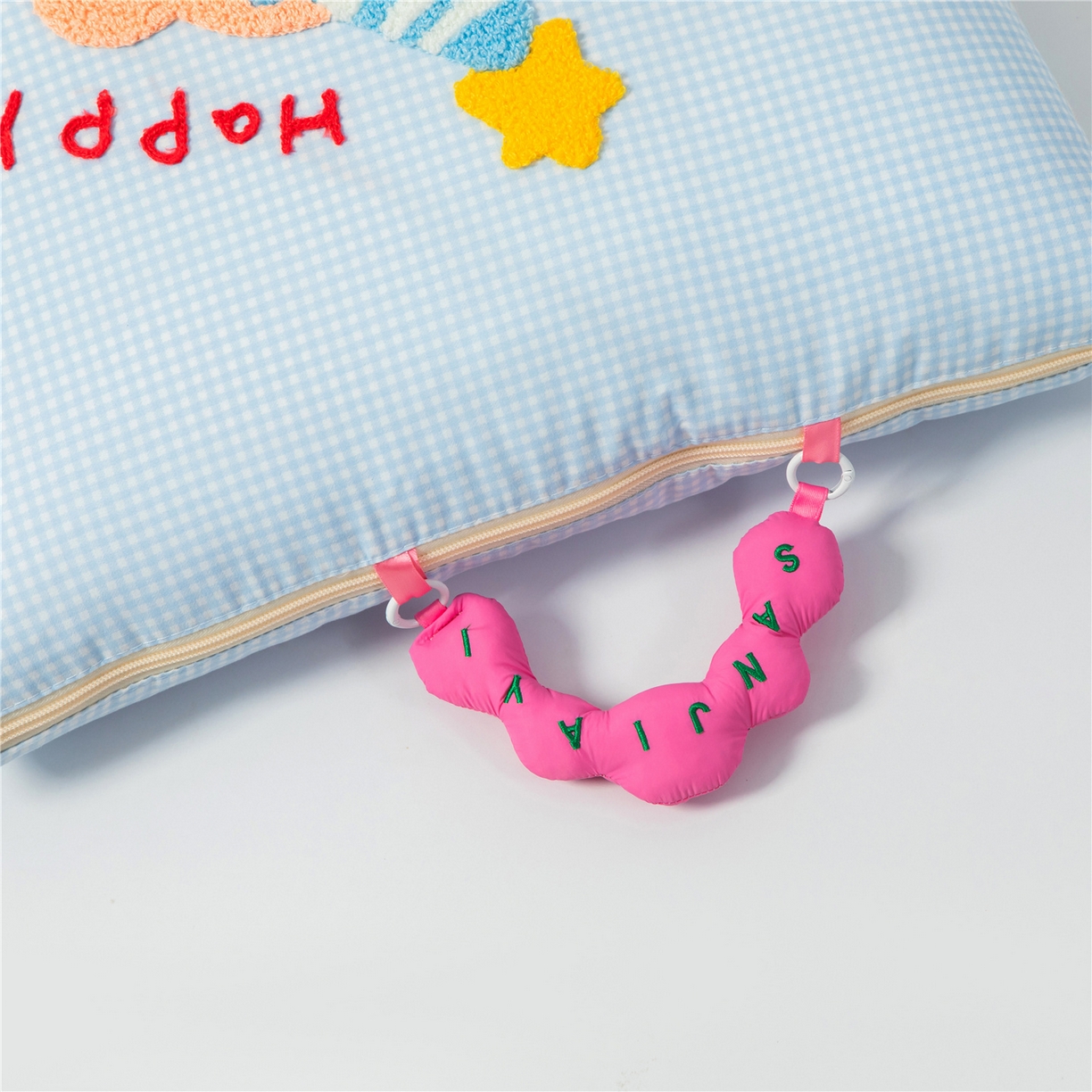 91家纺网 家纺一手货源 找家纺 雷娜家居 2026新款水洗木棉手提款云朵曲奇抱枕被 云朵蓝