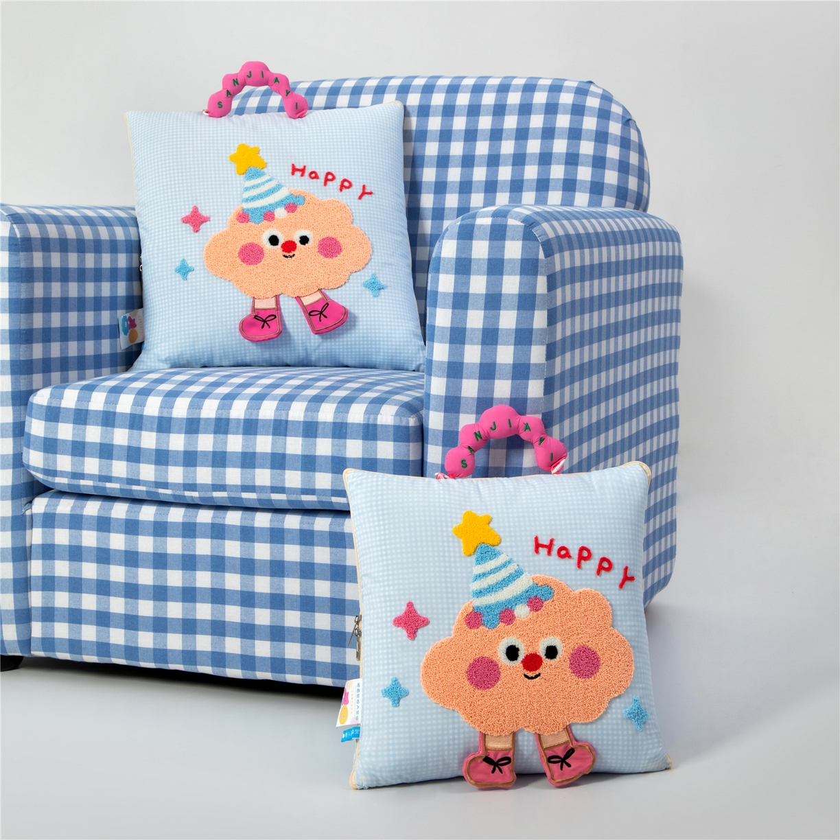 91家纺网 家纺一手货源 找家纺 雷娜家居 2026新款水洗木棉手提款云朵曲奇抱枕被 云朵蓝