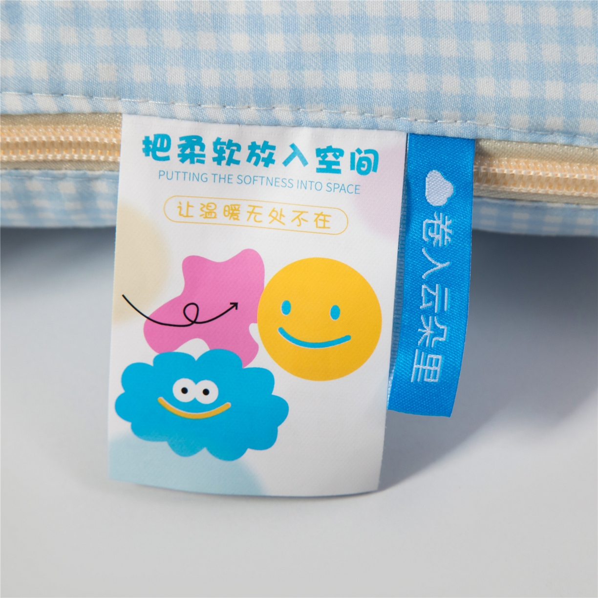 91家纺网 家纺一手货源 找家纺 雷娜家居 2026新款水洗木棉手提款云朵曲奇抱枕被 云朵蓝
