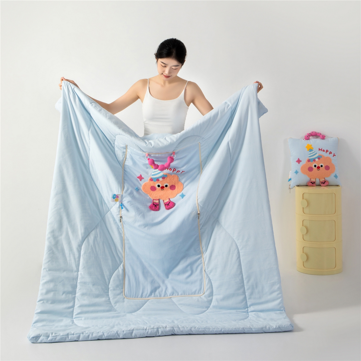 91家纺网 家纺一手货源 找家纺 雷娜家居 2026新款水洗木棉手提款云朵曲奇抱枕被 云朵蓝