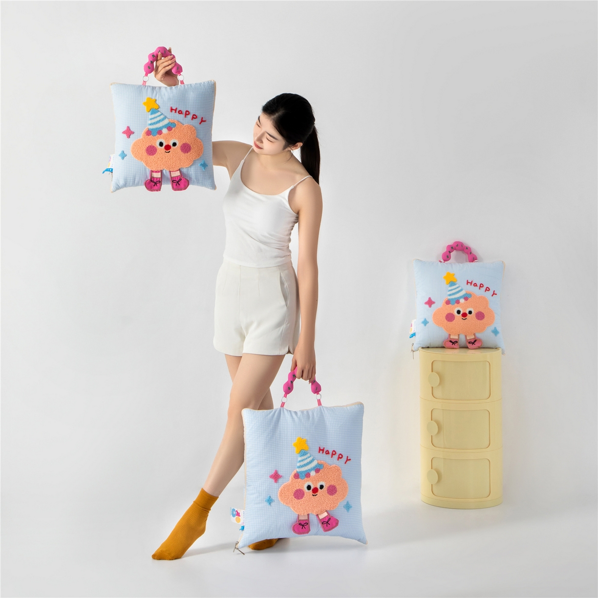 91家纺网 家纺一手货源 找家纺 雷娜家居 2026新款水洗木棉手提款云朵曲奇抱枕被 云朵蓝