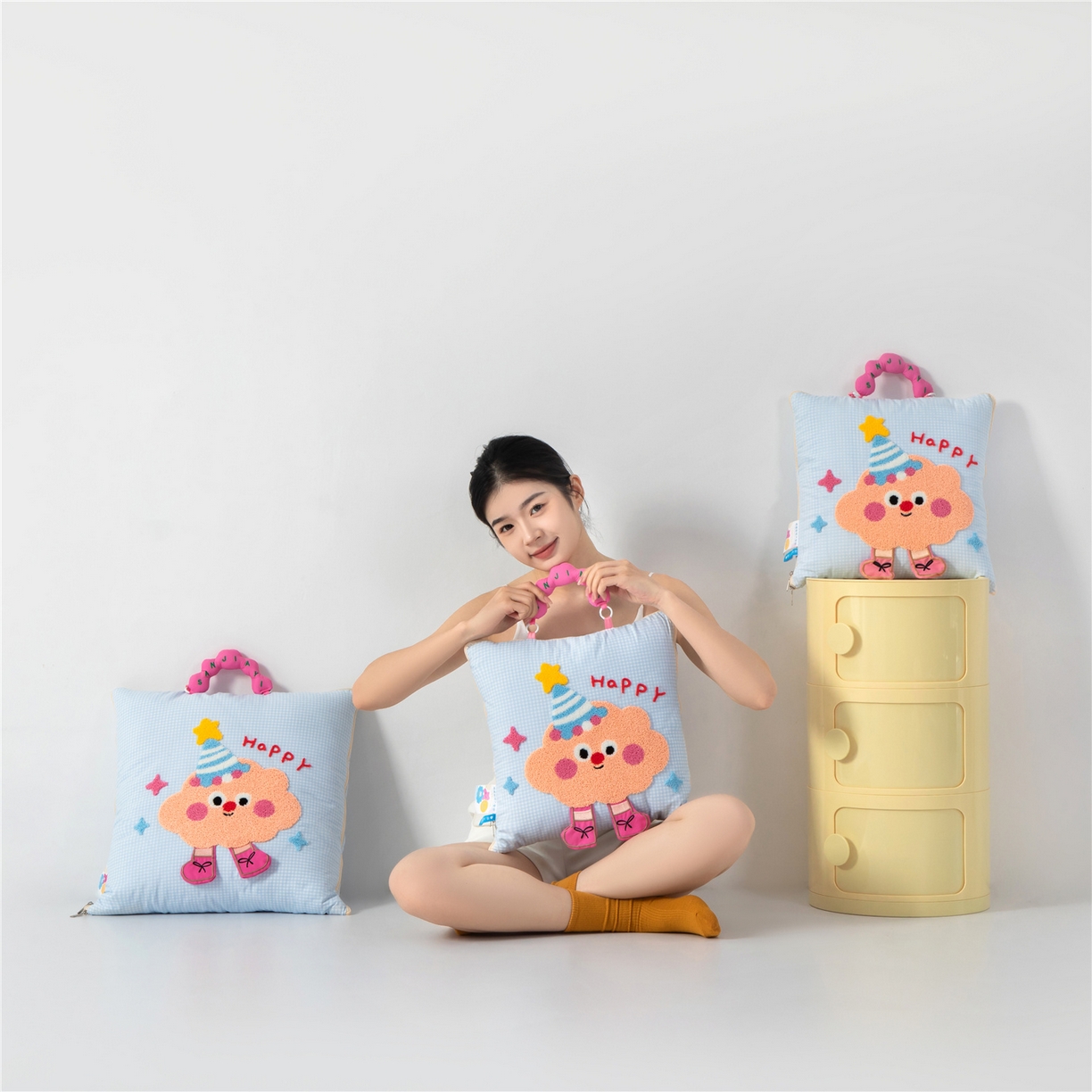 91家纺网 家纺一手货源 找家纺 雷娜家居 2026新款水洗木棉手提款云朵曲奇抱枕被 云朵蓝