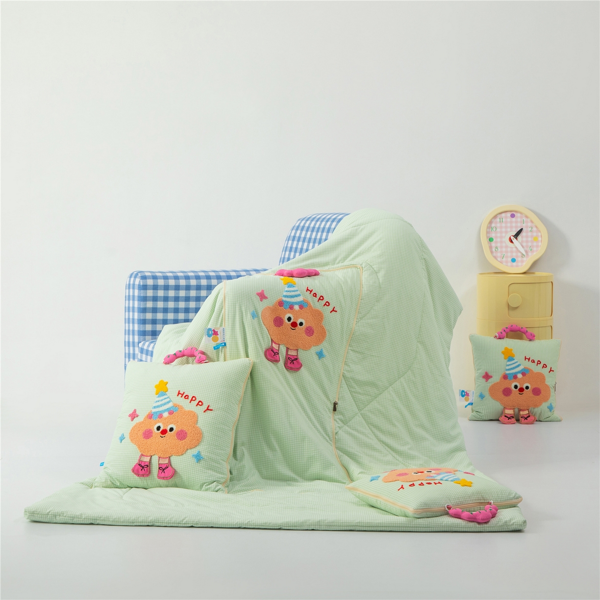 91家纺网 家纺一手货源 找家纺 雷娜家居 2026新款水洗木棉手提款云朵曲奇抱枕被 云朵绿