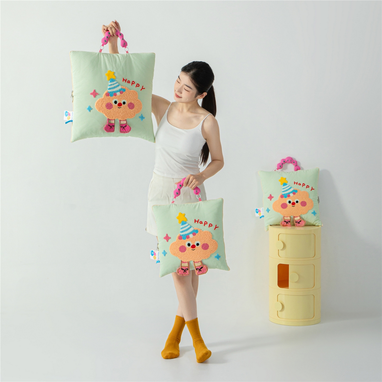 91家纺网 家纺一手货源 找家纺 雷娜家居 2026新款水洗木棉手提款云朵曲奇抱枕被 云朵绿