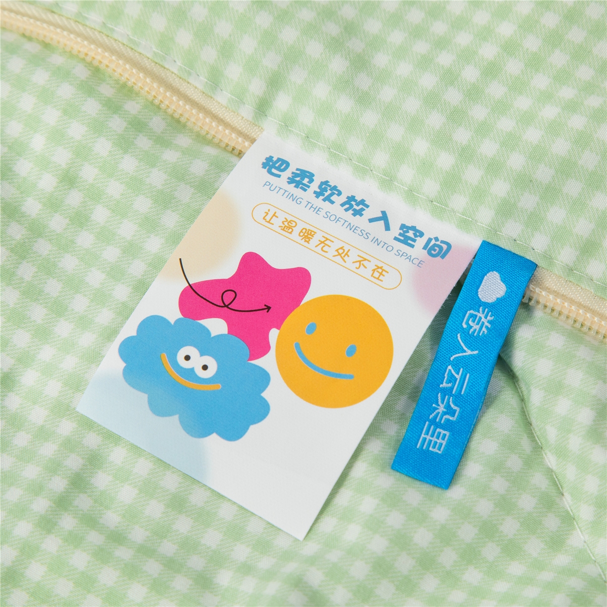 91家纺网 家纺一手货源 找家纺 雷娜家居 2026新款水洗木棉手提款云朵曲奇抱枕被 云朵绿