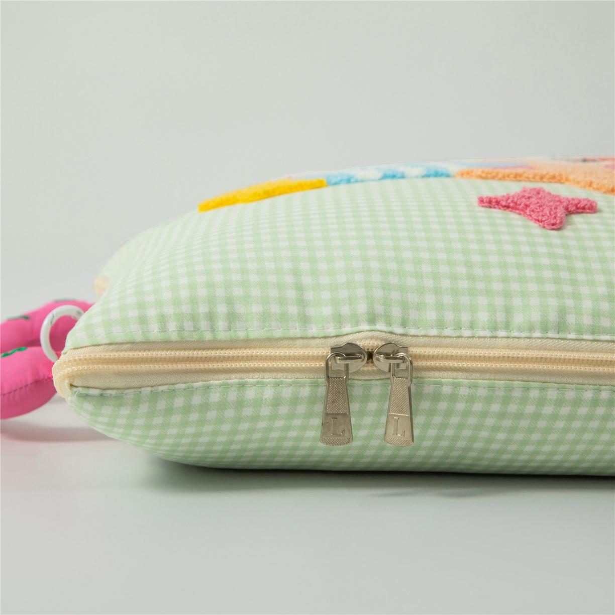 91家纺网 家纺一手货源 找家纺 雷娜家居 2026新款水洗木棉手提款云朵曲奇抱枕被 云朵绿