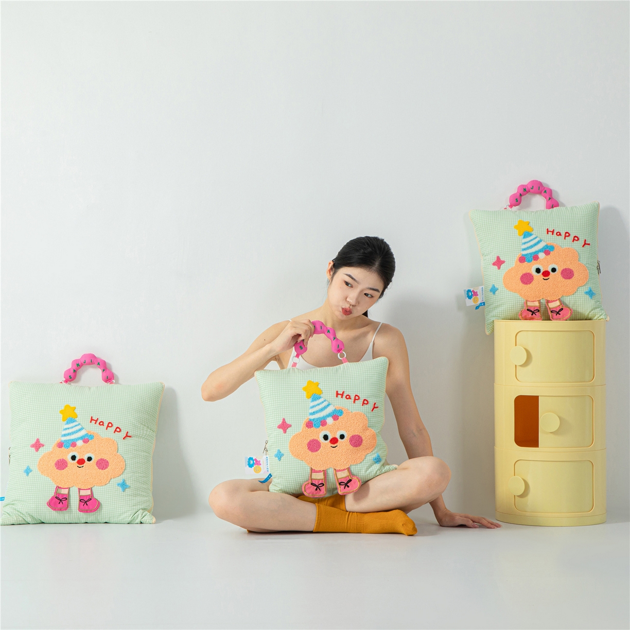 91家纺网 家纺一手货源 找家纺 雷娜家居 2026新款水洗木棉手提款云朵曲奇抱枕被 云朵绿