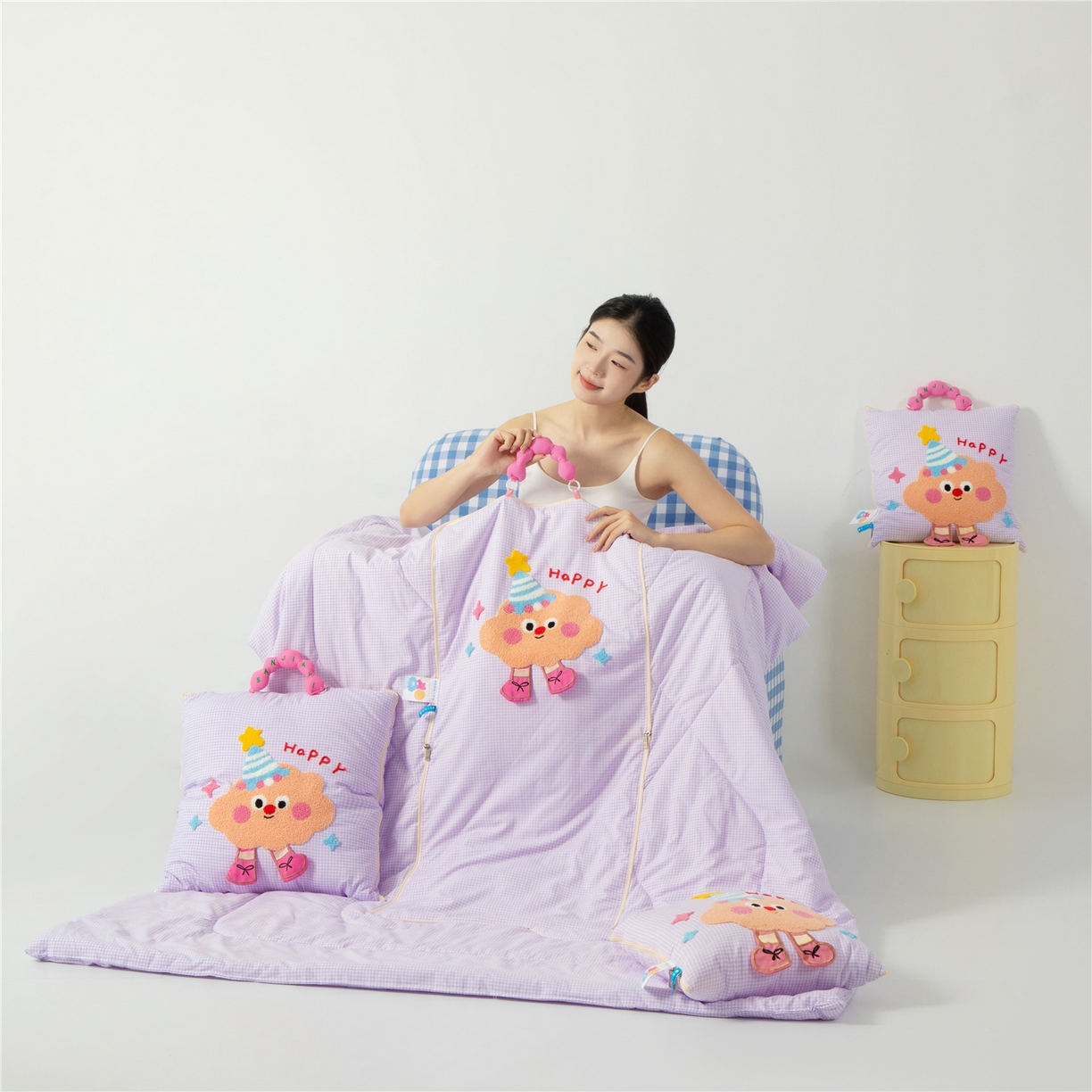 91家纺网 家纺一手货源 找家纺 雷娜家居 2026新款水洗木棉手提款云朵曲奇抱枕被 云朵紫