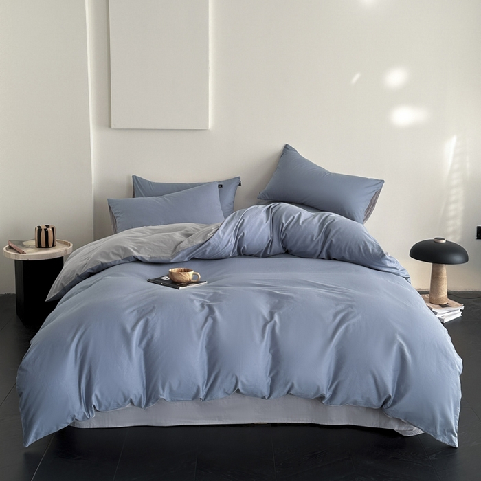 91家纺网 家纺一手货源 找家纺 涵宸家纺 2026新款全棉纯色四件套-米兰-场景二 米兰（湖兰+梧桐灰）