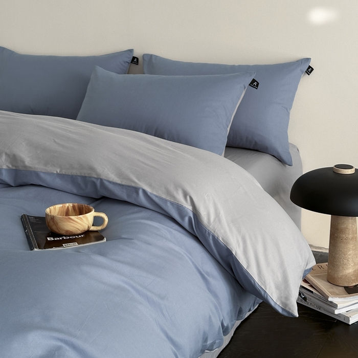 91家纺网 家纺一手货源 找家纺 涵宸家纺 2026新款全棉纯色四件套-米兰-场景二 米兰（湖兰+梧桐灰）