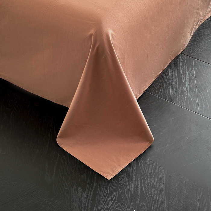 91家纺网 家纺一手货源 找家纺 涵宸家纺 2026新款全棉纯色四件套-米兰-场景二 米兰（杏色+豆其）