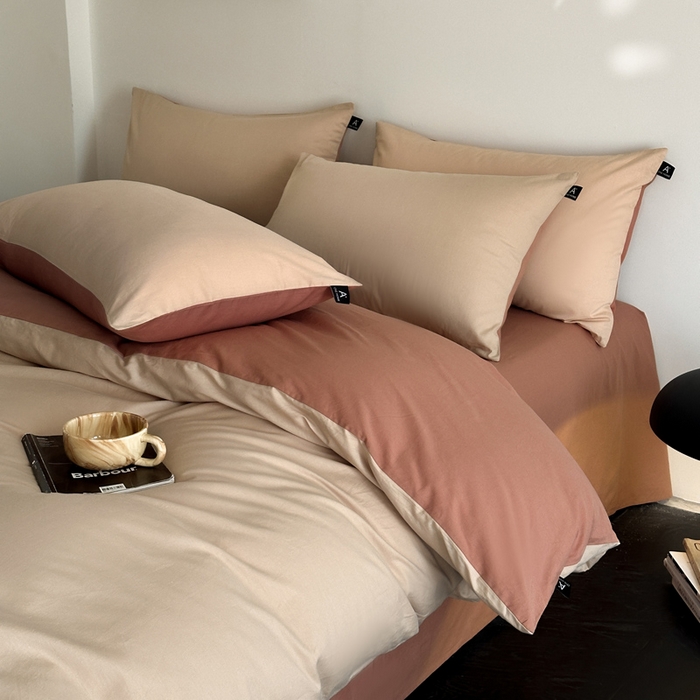 91家纺网 家纺一手货源 找家纺 涵宸家纺 2026新款全棉纯色四件套-米兰-场景二 米兰（杏色+豆其）