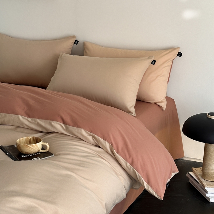 91家纺网 家纺一手货源 找家纺 涵宸家纺 2026新款全棉纯色四件套-米兰-场景二 米兰（杏色+豆其）