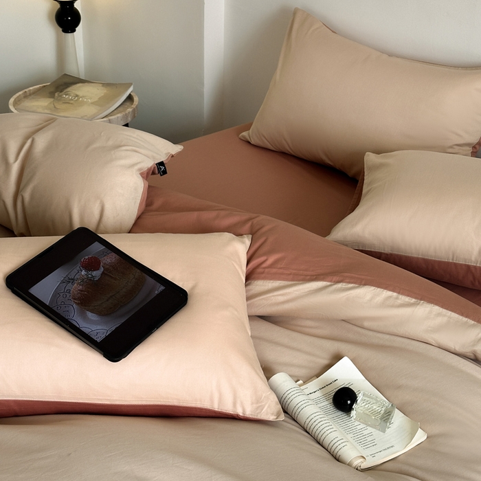 91家纺网 家纺一手货源 找家纺 涵宸家纺 2026新款全棉纯色四件套-米兰-场景二 米兰（杏色+豆其）