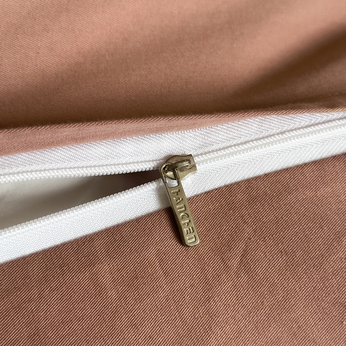 91家纺网 家纺一手货源 找家纺 涵宸家纺 2026新款全棉纯色四件套-米兰-场景二 米兰（杏色+豆其）