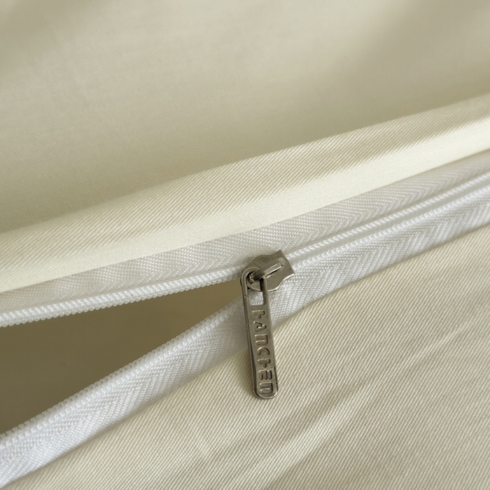 91家纺网 家纺一手货源 找家纺 涵宸家纺 2026新款全棉纯色四件套-米兰-场景二 米兰（幸运兰+ 奶白）