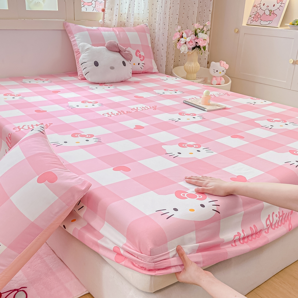 91家纺网 家纺一手货源 找家纺 博雅 2026新款三丽鸥全棉小版印花床笠 大粉格KT猫