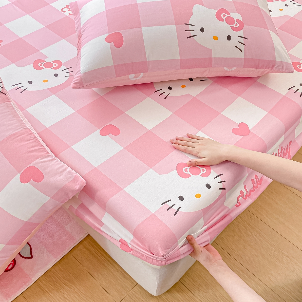 91家纺网 家纺一手货源 找家纺 博雅 2026新款三丽鸥全棉小版印花床笠 大粉格KT猫