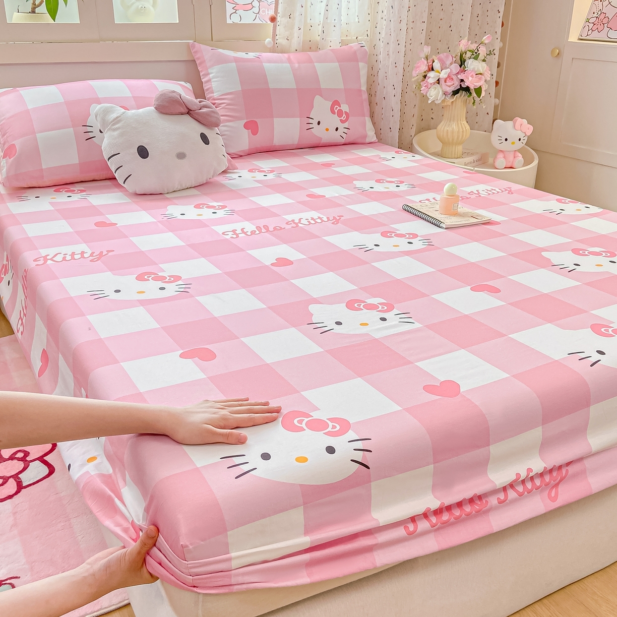 91家纺网 家纺一手货源 找家纺 博雅 2026新款三丽鸥全棉小版印花床笠 大粉格KT猫