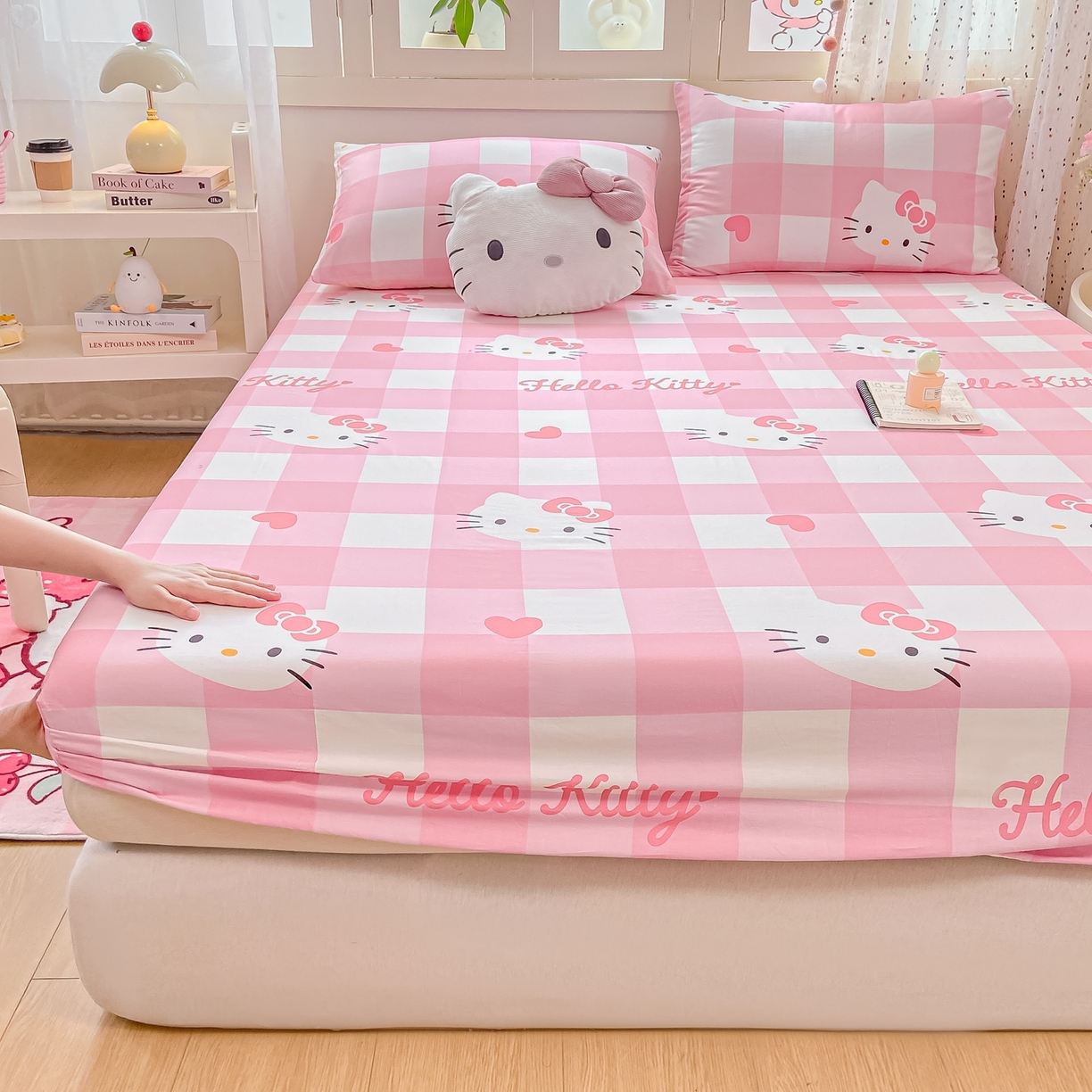 91家纺网 家纺一手货源 找家纺 博雅 2026新款三丽鸥全棉小版印花床笠 大粉格KT猫