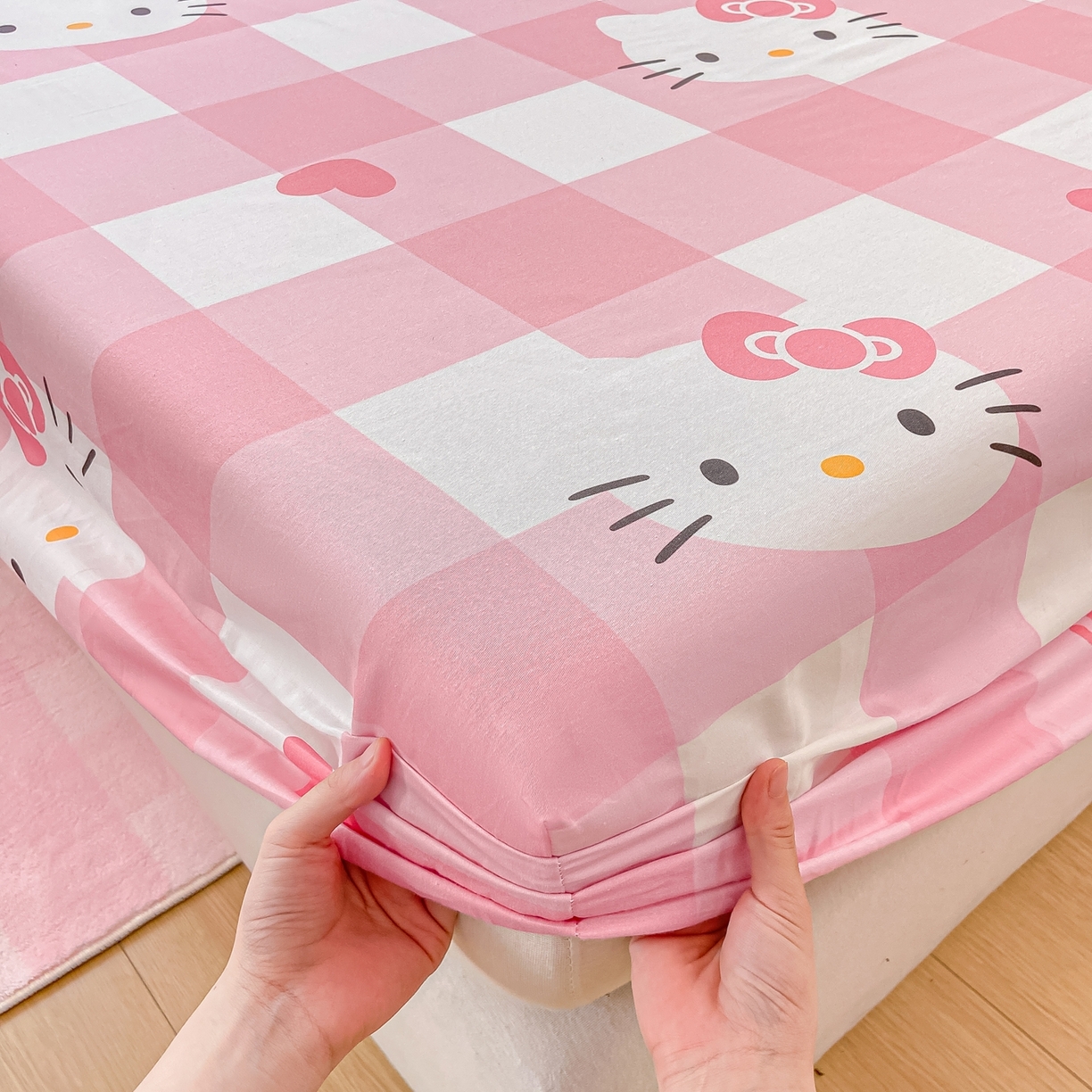 91家纺网 家纺一手货源 找家纺 博雅 2026新款三丽鸥全棉小版印花床笠 大粉格KT猫