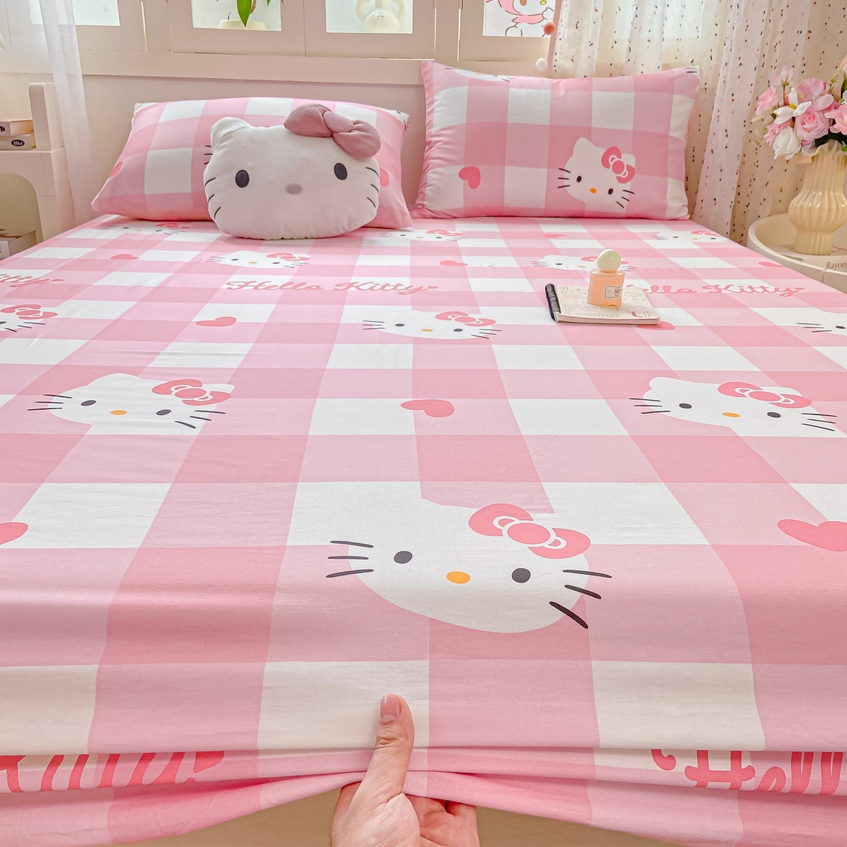 91家纺网 家纺一手货源 找家纺 博雅 2026新款三丽鸥全棉小版印花床笠 大粉格KT猫