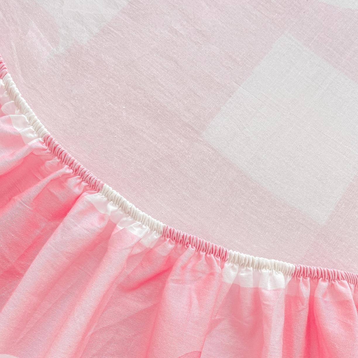 91家纺网 家纺一手货源 找家纺 博雅 2026新款三丽鸥全棉小版印花床笠 大粉格KT猫