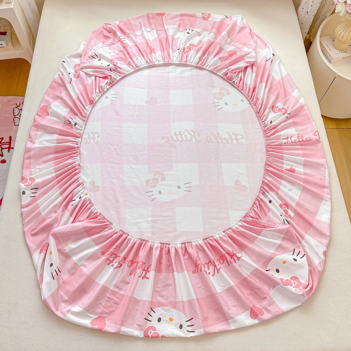 91家纺网 家纺一手货源 找家纺 博雅 2026新款三丽鸥全棉小版印花床笠 大粉格KT猫