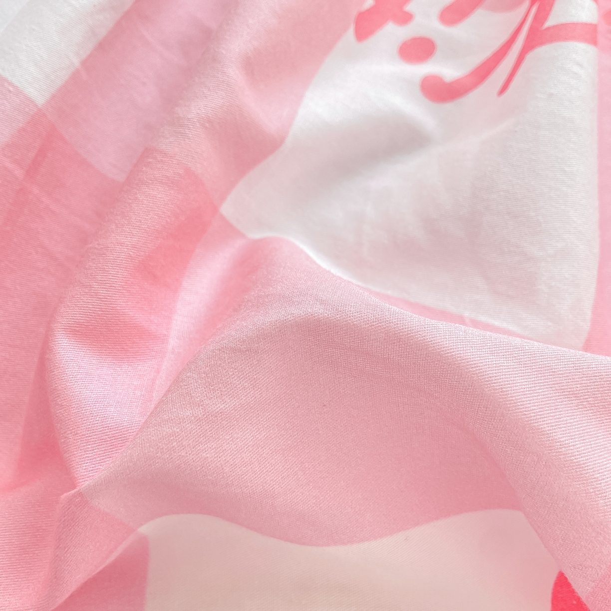 91家纺网 家纺一手货源 找家纺 博雅 2026新款三丽鸥全棉小版印花床笠 大粉格KT猫