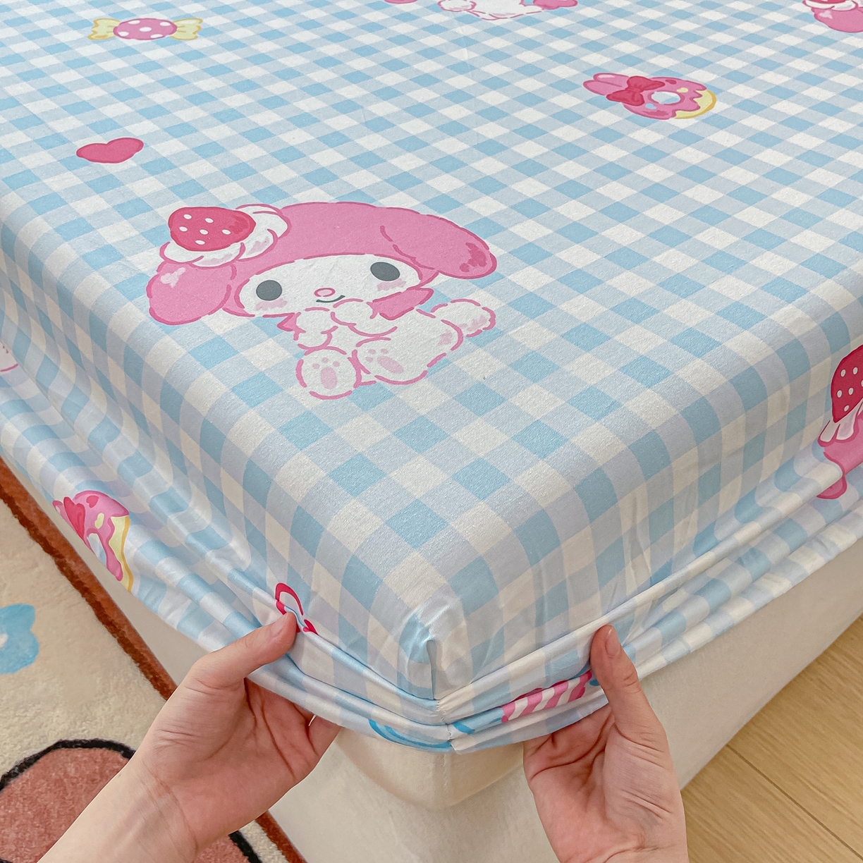 91家纺网 家纺一手货源 找家纺 博雅 2026新款三丽鸥全棉小版印花床笠 呆萌美乐蒂