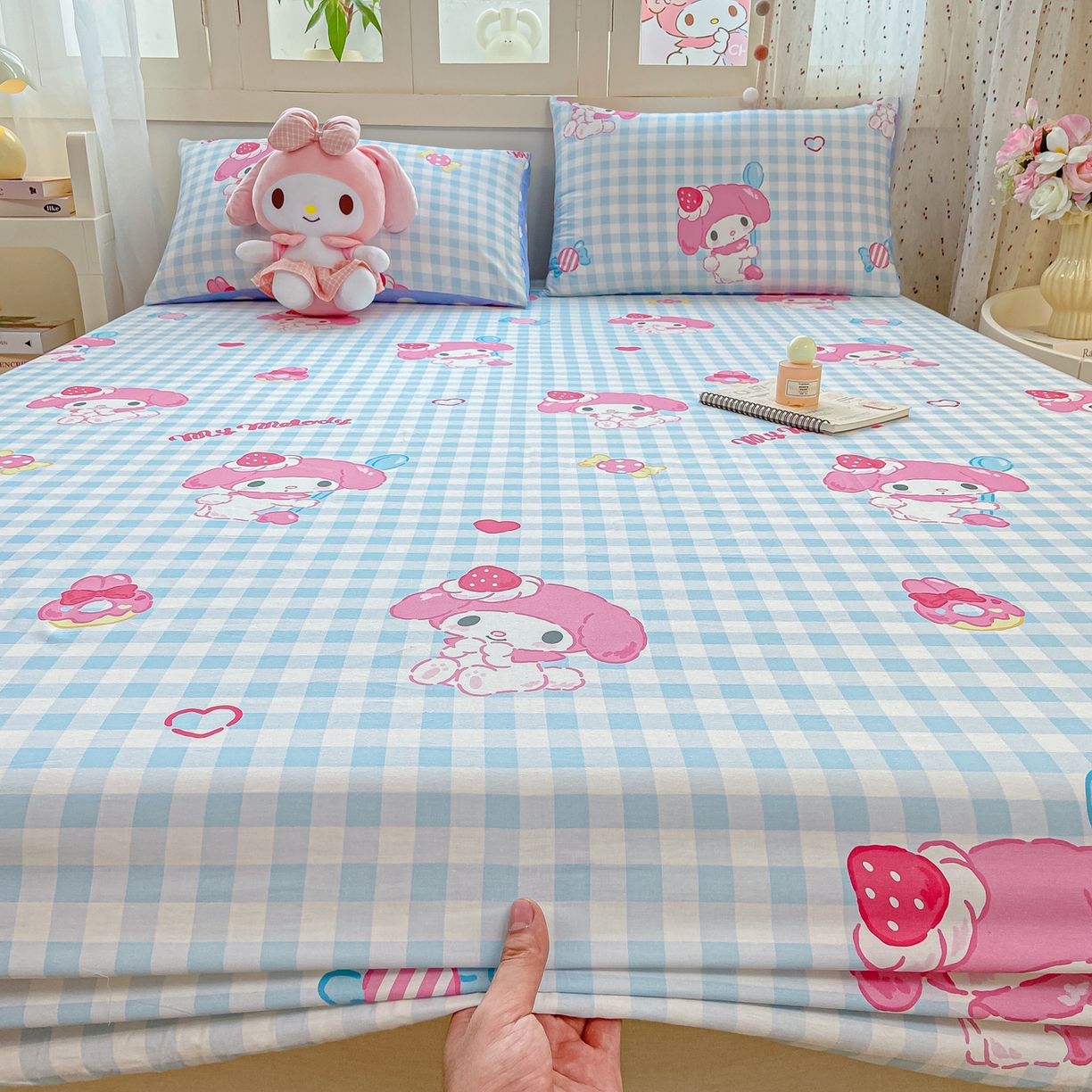 91家纺网 家纺一手货源 找家纺 博雅 2026新款三丽鸥全棉小版印花床笠 呆萌美乐蒂