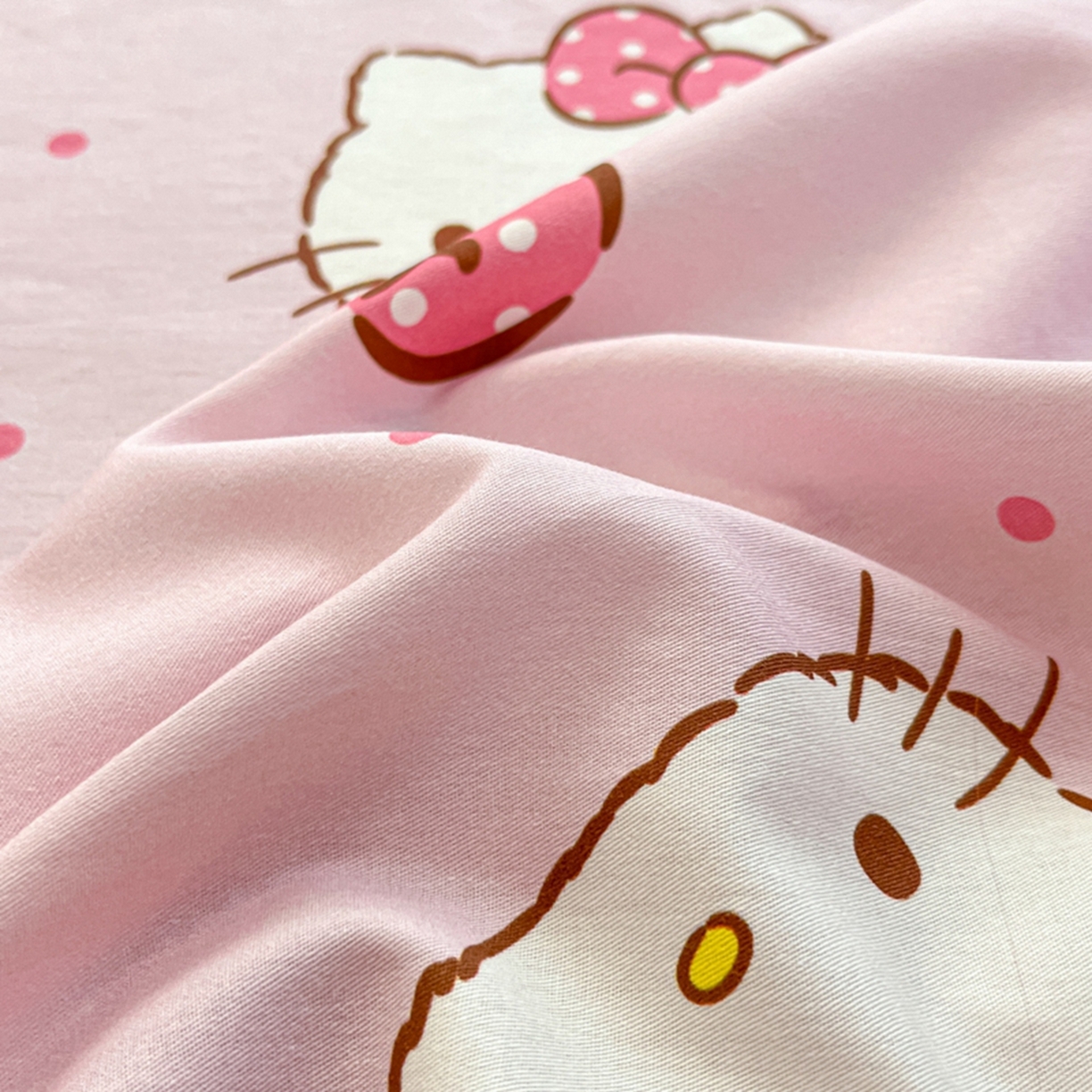 91家纺网 家纺一手货源 找家纺 博雅 2026新款三丽鸥全棉小版印花床笠 粉色蝴蝶结KT