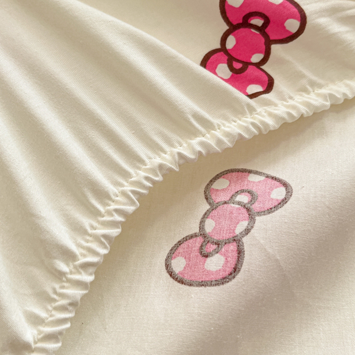 91家纺网 家纺一手货源 找家纺 博雅 2026新款三丽鸥全棉小版印花床笠 蝴蝶结KT