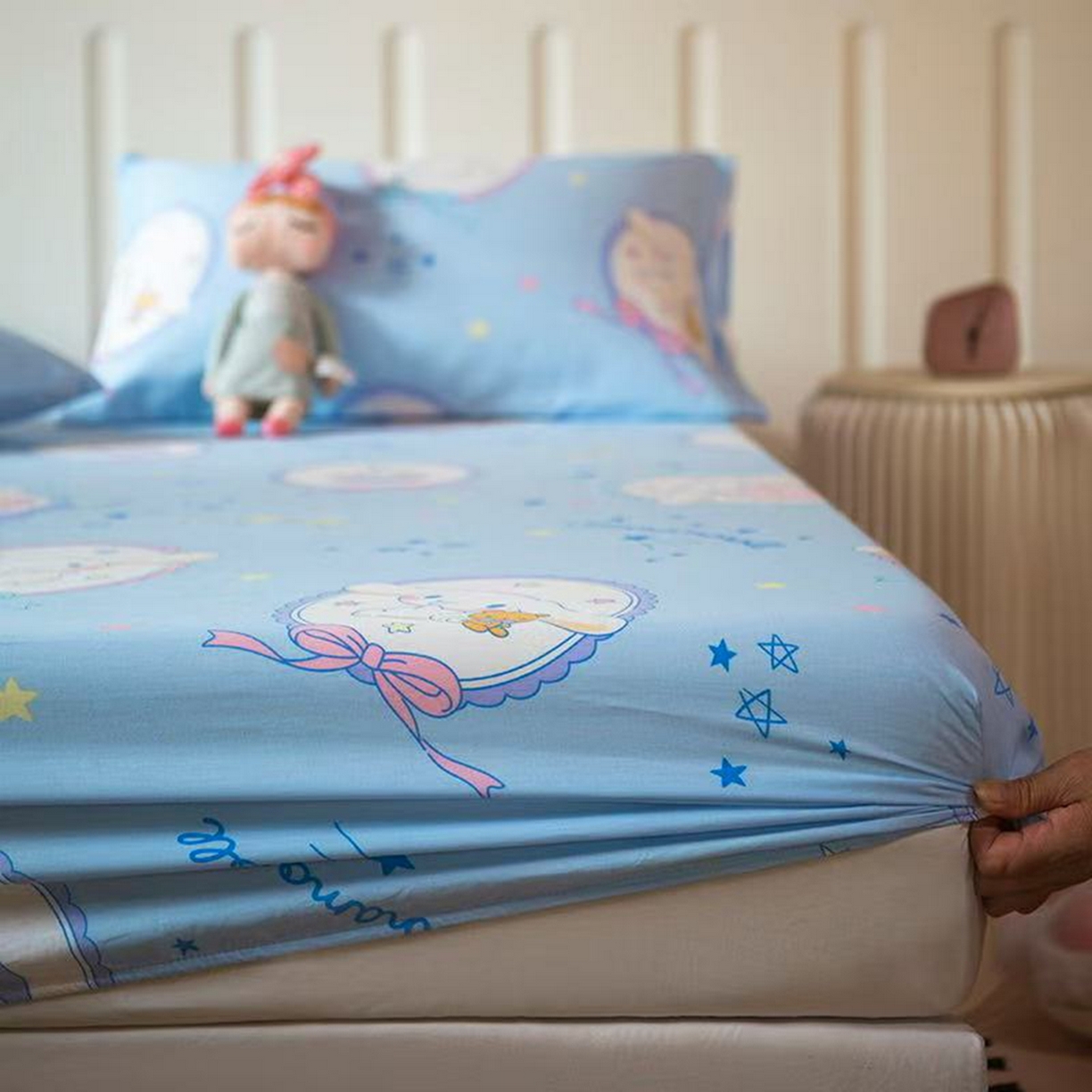 91家纺网 家纺一手货源 找家纺 博雅 2026新款三丽鸥全棉小版印花床笠 蓝色玉桂狗