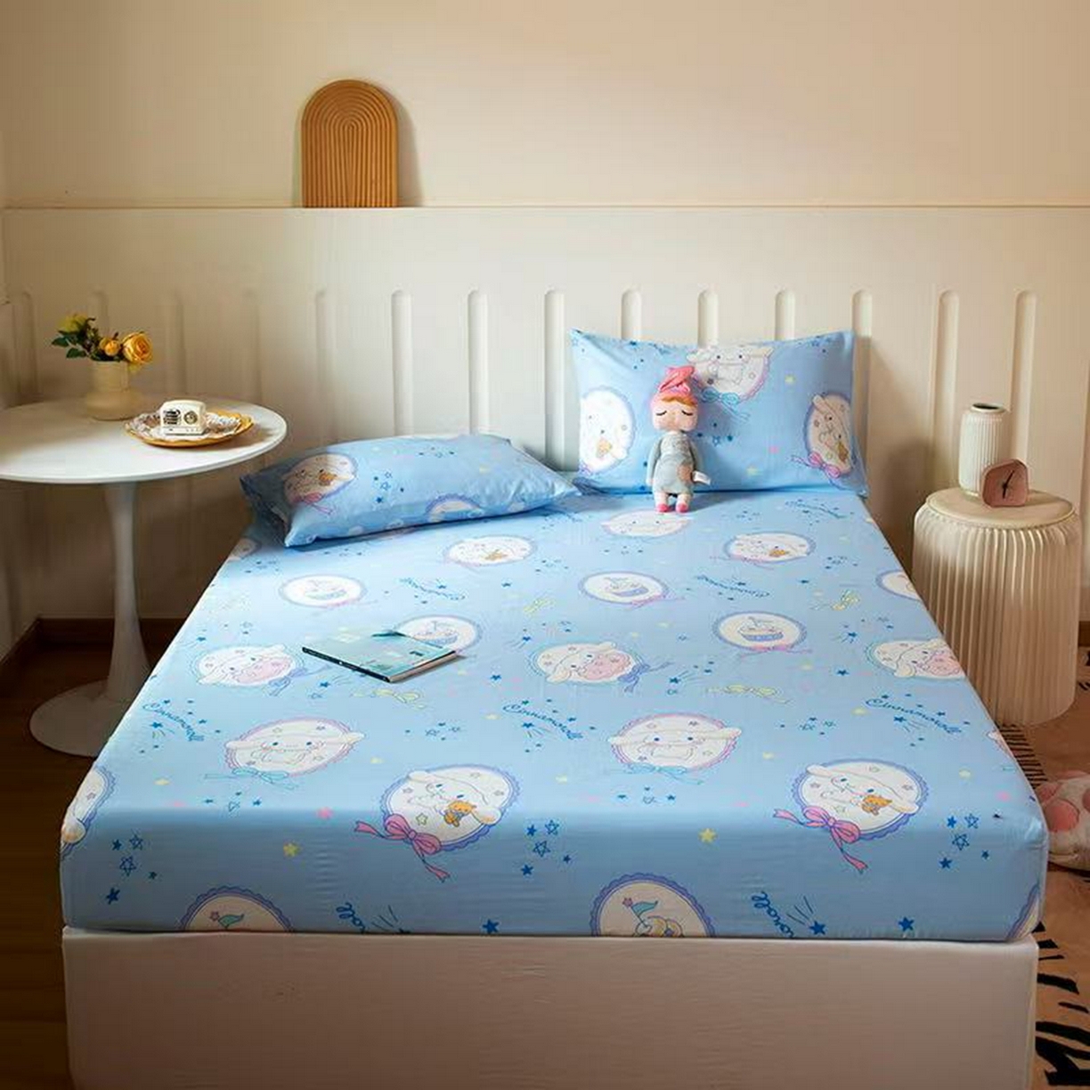 91家纺网 家纺一手货源 找家纺 博雅 2026新款三丽鸥全棉小版印花床笠 蓝色玉桂狗