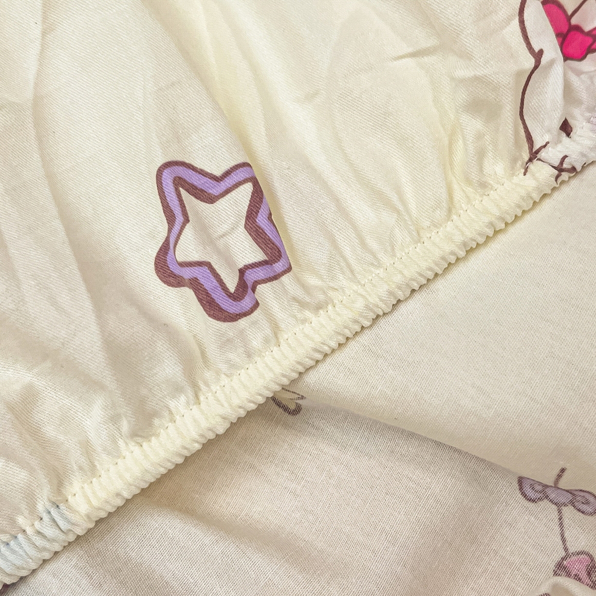 91家纺网 家纺一手货源 找家纺 博雅 2026新款三丽鸥全棉小版印花床笠 美美KT