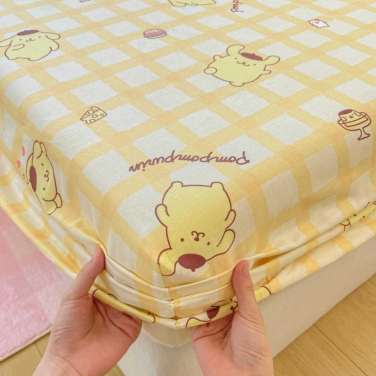 91家纺网 家纺一手货源 找家纺 博雅 2026新款三丽鸥全棉小版印花床笠 美食布丁狗