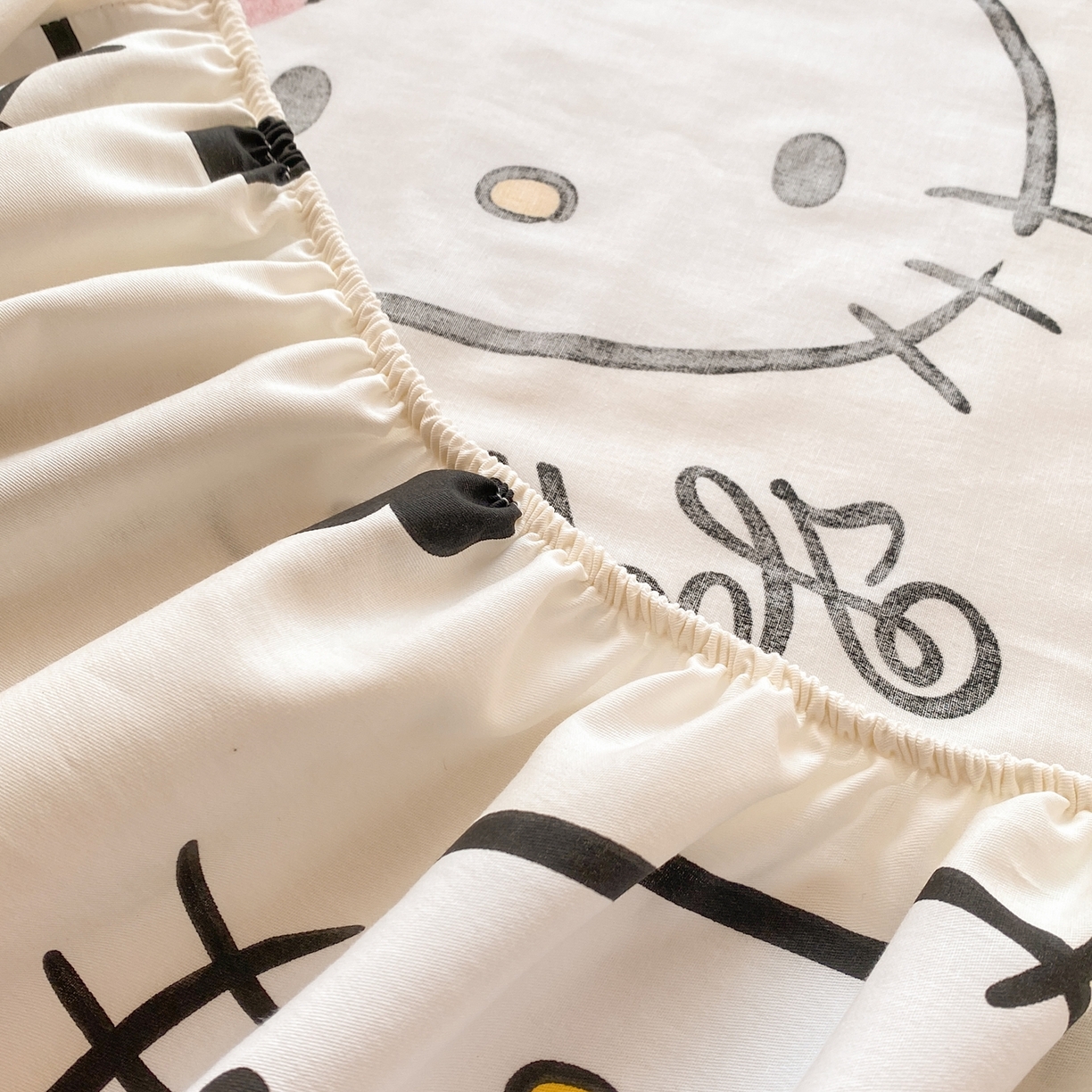 91家纺网 家纺一手货源 找家纺 博雅 2026新款三丽鸥全棉小版印花床笠 奶白kt