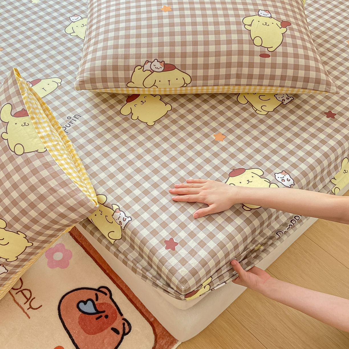 91家纺网 家纺一手货源 找家纺 博雅 2026新款三丽鸥全棉小版印花床笠 巧克力布丁狗