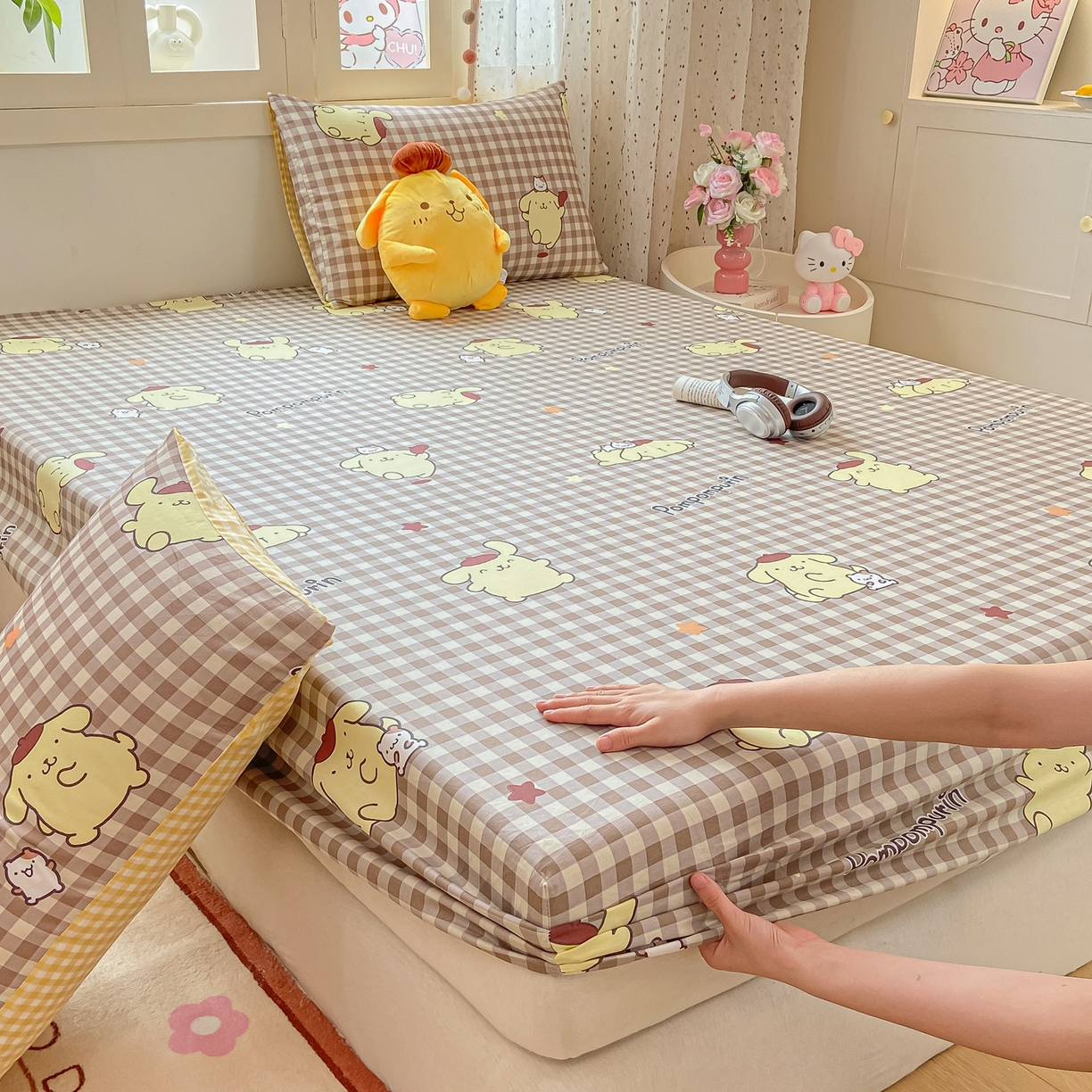 91家纺网 家纺一手货源 找家纺 博雅 2026新款三丽鸥全棉小版印花床笠 巧克力布丁狗