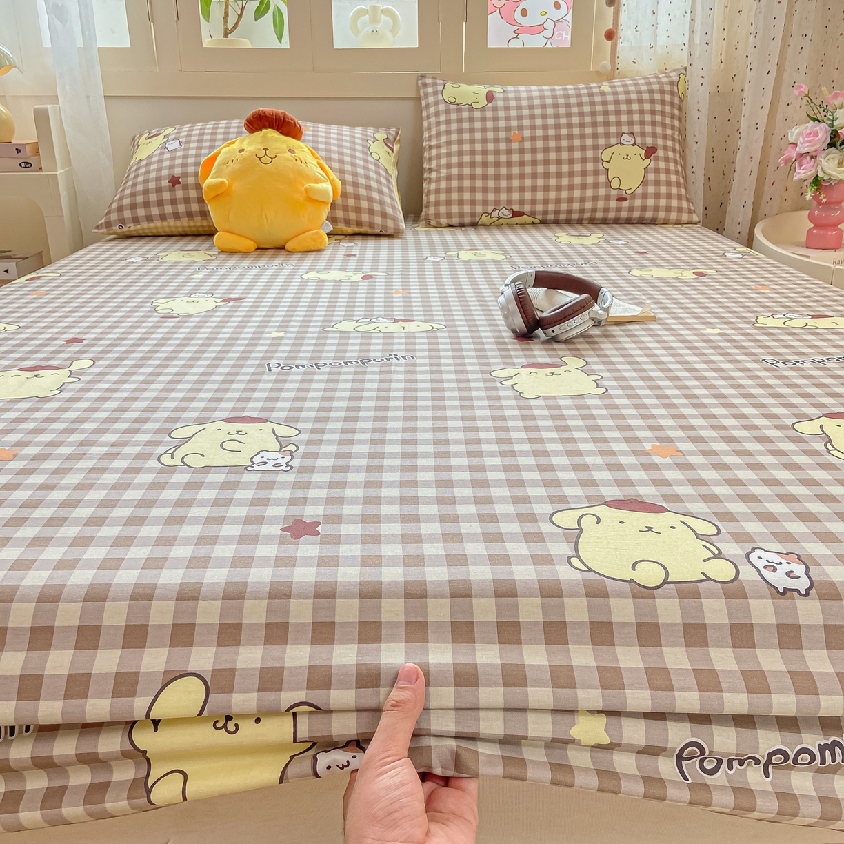 91家纺网 家纺一手货源 找家纺 博雅 2026新款三丽鸥全棉小版印花床笠 巧克力布丁狗