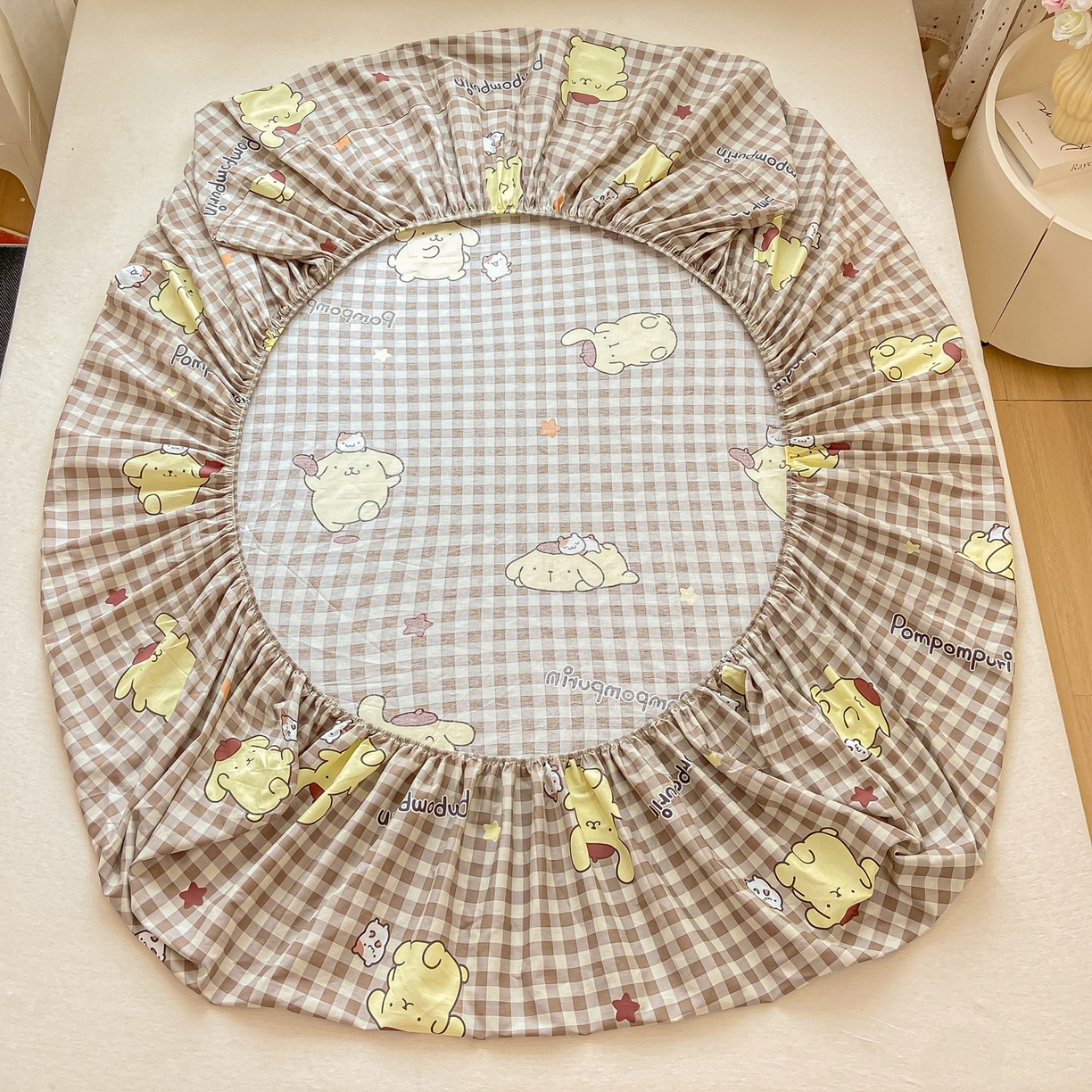 91家纺网 家纺一手货源 找家纺 博雅 2026新款三丽鸥全棉小版印花床笠 巧克力布丁狗