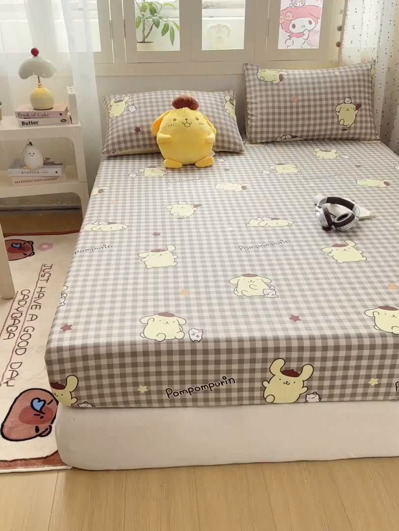 91家纺网 家纺一手货源 找家纺 博雅 2026新款三丽鸥全棉小版印花床笠 巧克力布丁狗