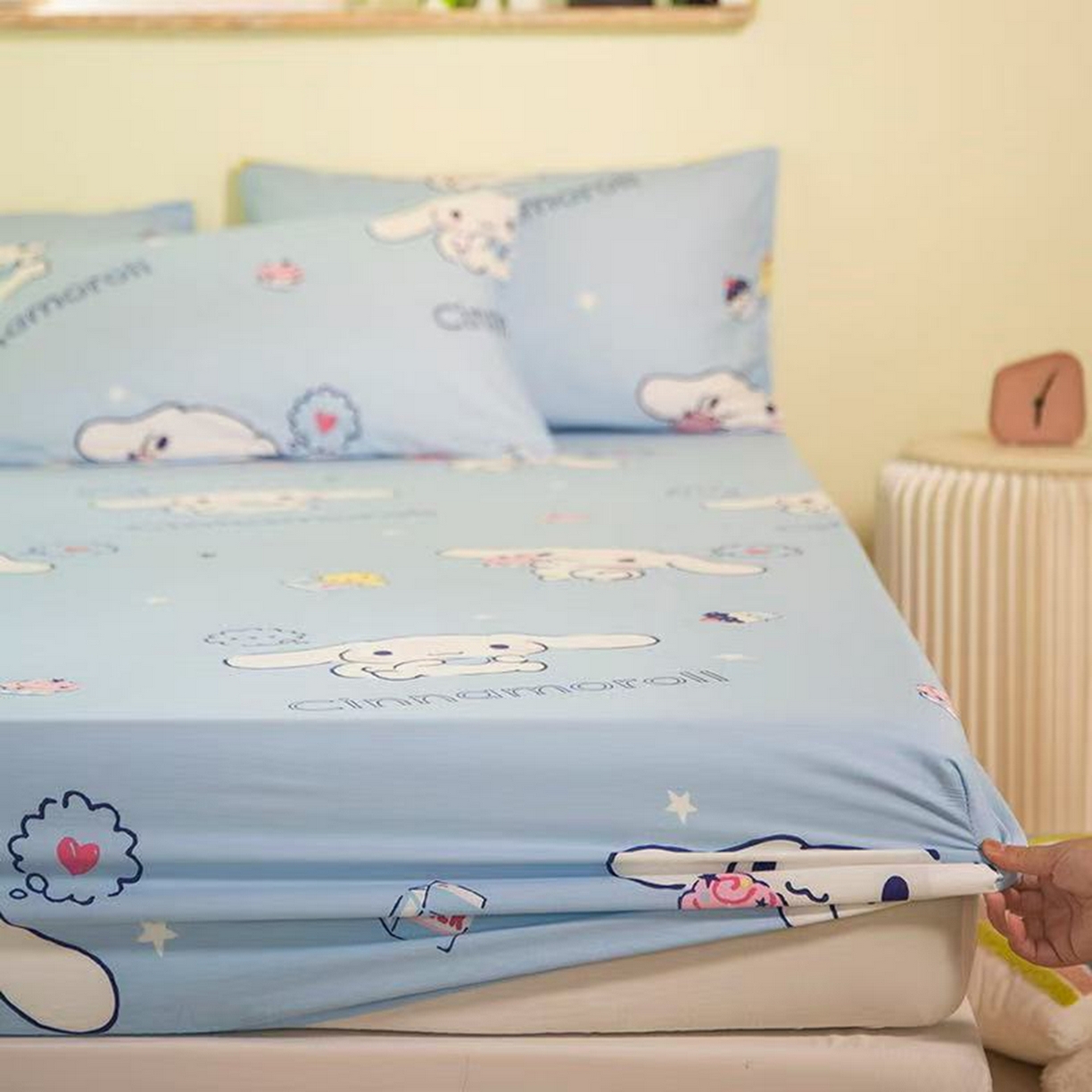 91家纺网 家纺一手货源 找家纺 博雅 2026新款三丽鸥全棉小版印花床笠 甜品玉桂狗