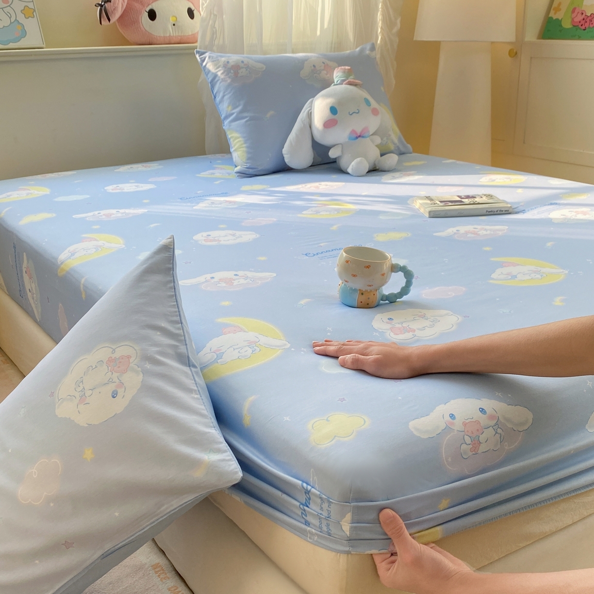 91家纺网 家纺一手货源 找家纺 博雅 2026新款三丽鸥全棉小版印花床笠 晚安玉桂狗