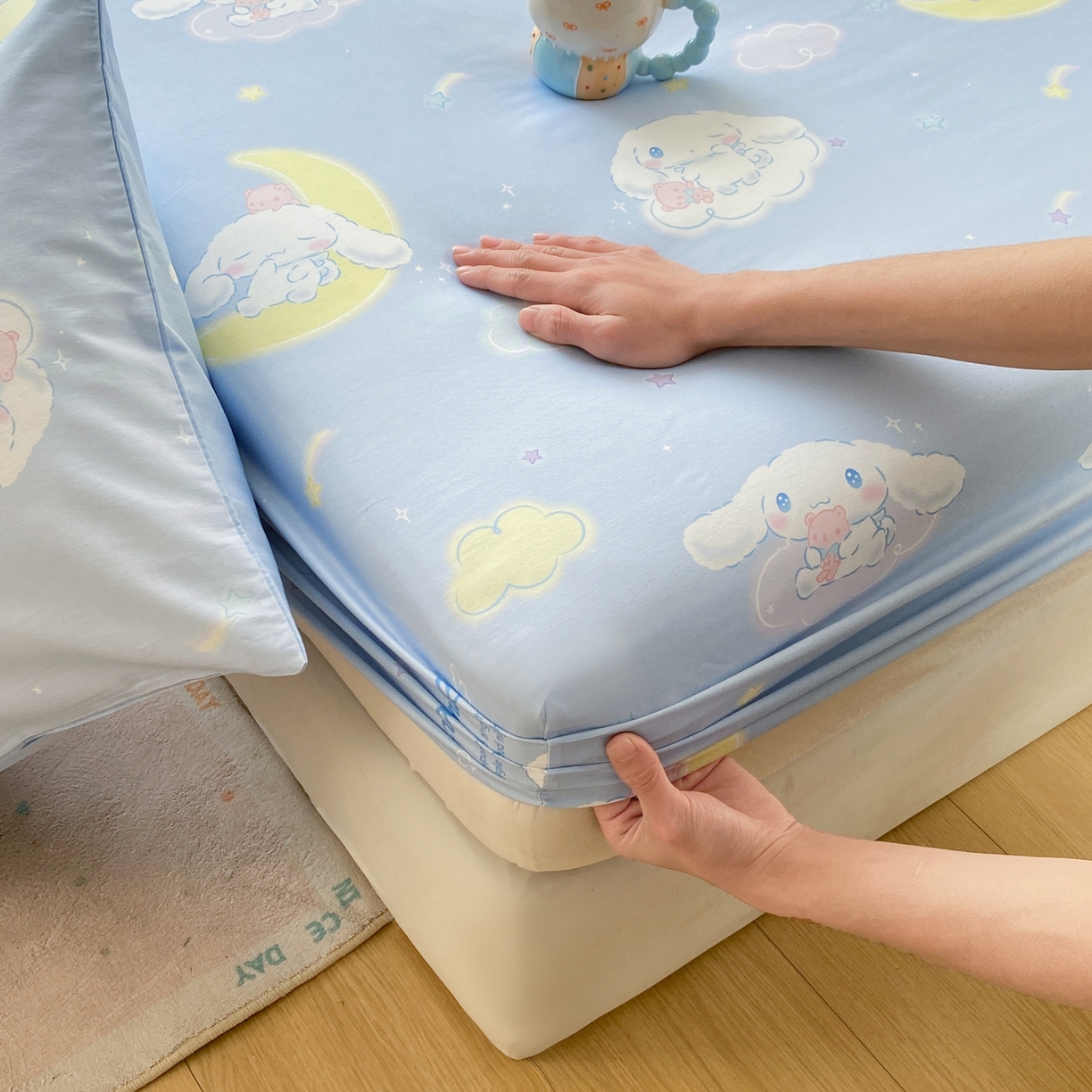 91家纺网 家纺一手货源 找家纺 博雅 2026新款三丽鸥全棉小版印花床笠 晚安玉桂狗