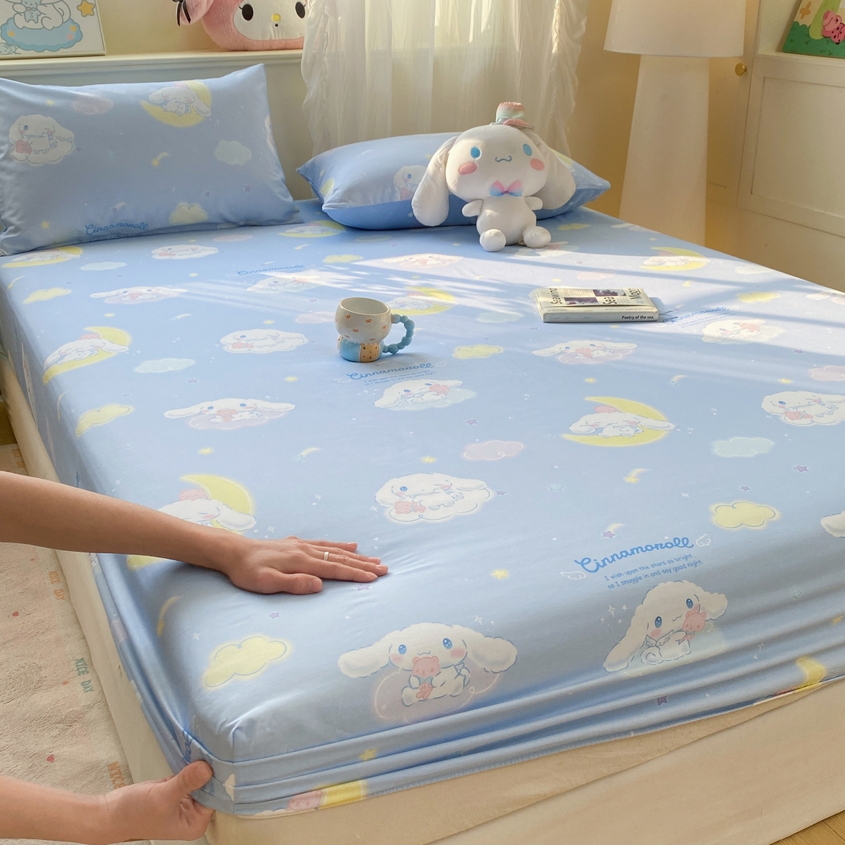 91家纺网 家纺一手货源 找家纺 博雅 2026新款三丽鸥全棉小版印花床笠 晚安玉桂狗