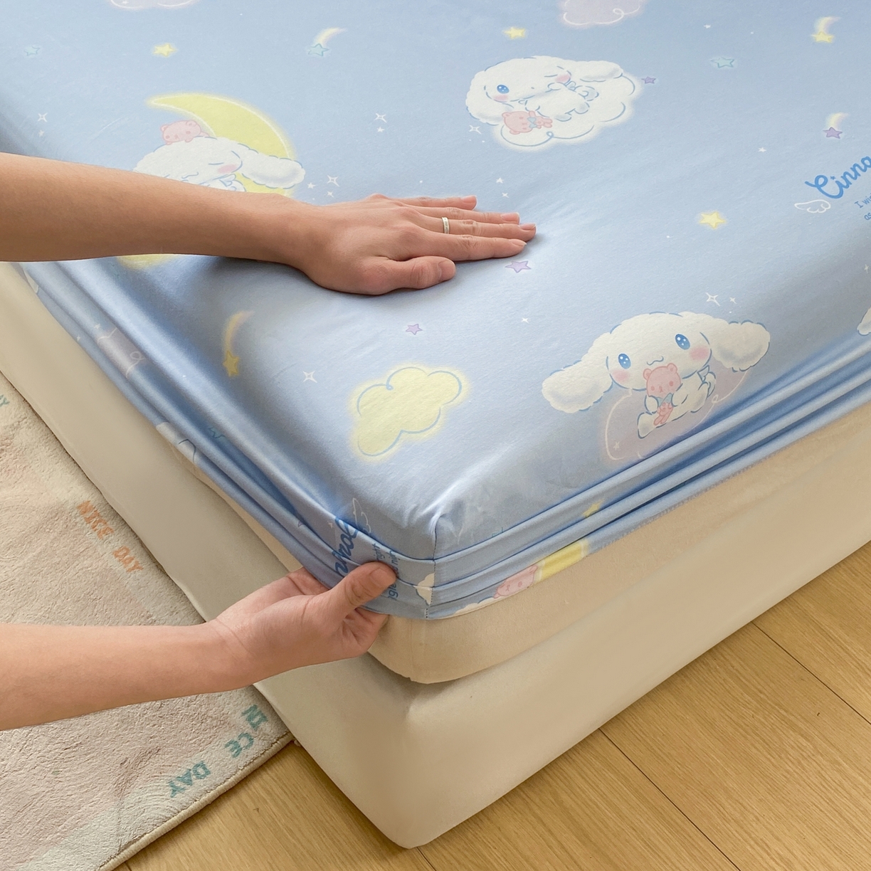 91家纺网 家纺一手货源 找家纺 博雅 2026新款三丽鸥全棉小版印花床笠 晚安玉桂狗